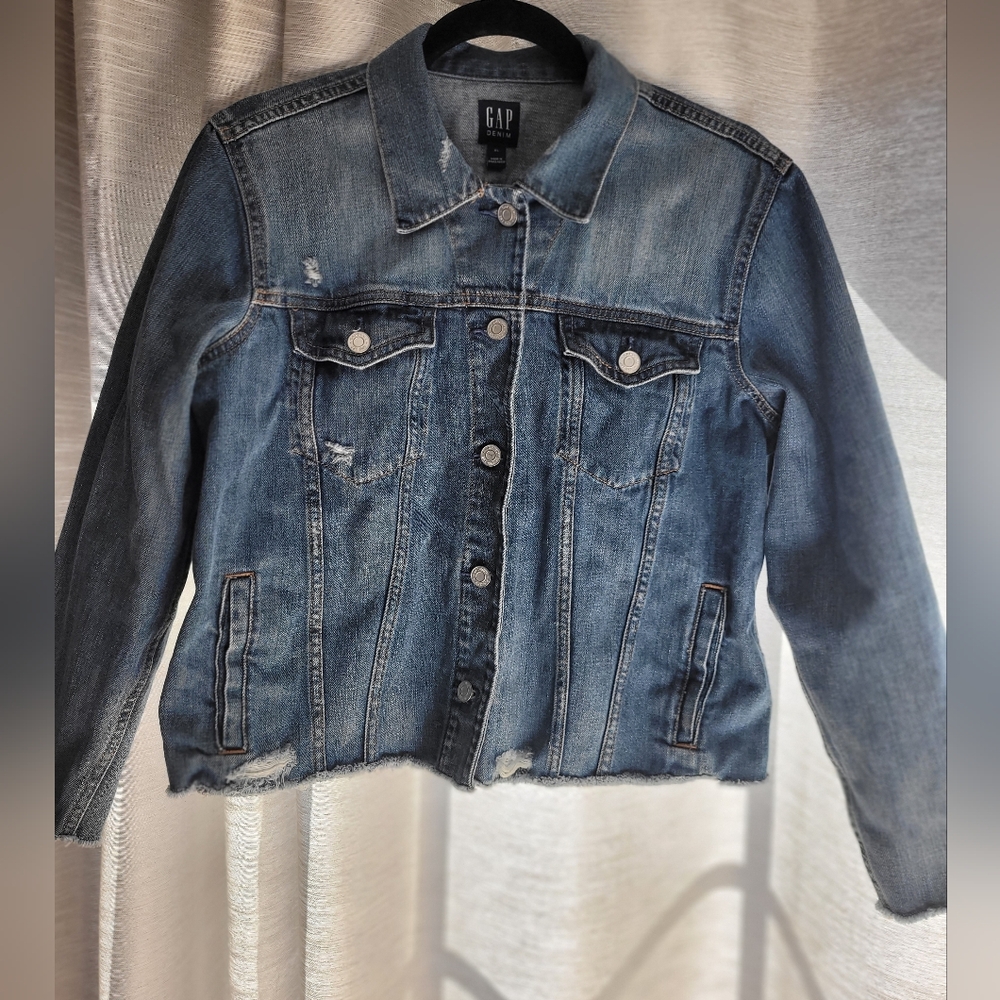 Gap Women's Denim Jacket With Fray Bottom. So Cool!!‎
